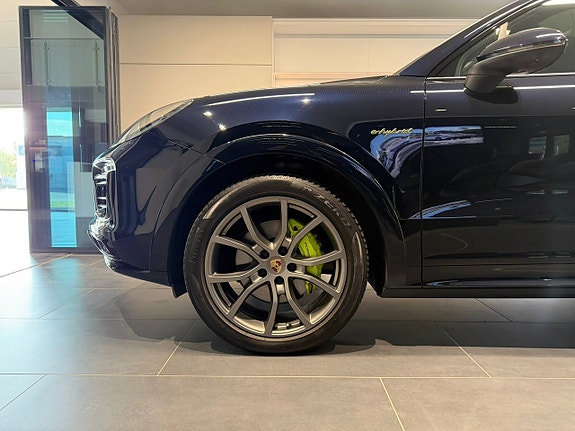 Porsche Cayenne 2 of 24