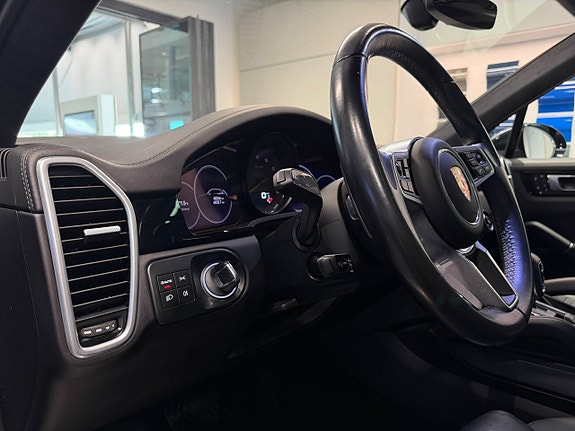 Porsche Cayenne 8 of 24