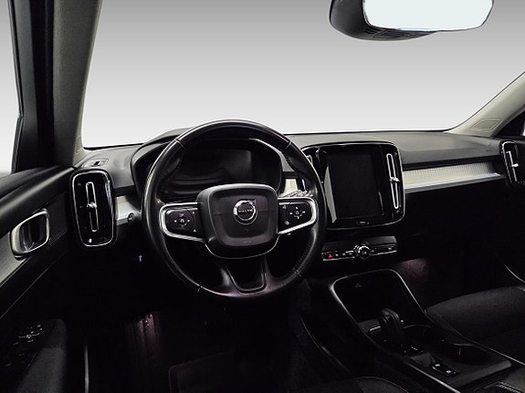 Volvo XC40 7 of 17