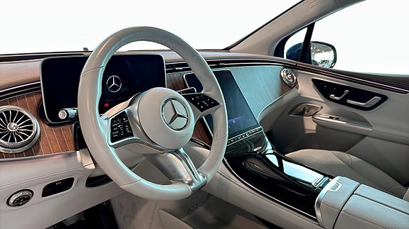 Mercedes-Benz EQE500 SUV 4 of 15