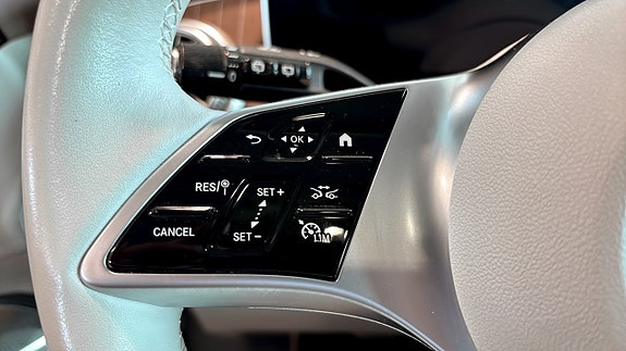 Mercedes-Benz EQE500 SUV 12 of 15