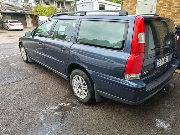 Volvo V70 2 of 7