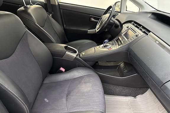 Toyota Prius Plug-in Hybrid 7 of 12