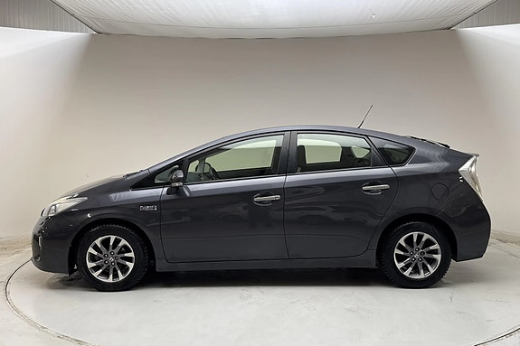 Toyota Prius Plug-in Hybrid 2 of 12