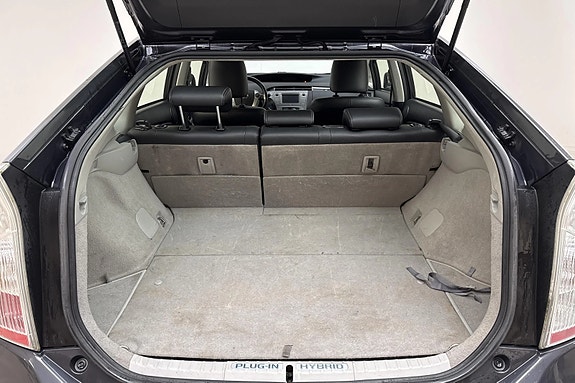 Toyota Prius Plug-in Hybrid 8 of 12