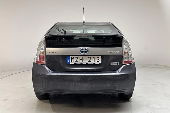 Toyota Prius Plug-in Hybrid 5 of 12