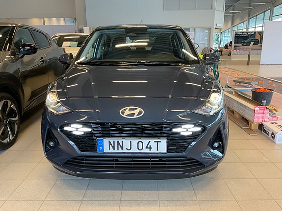 Hyundai i10 2 of 12