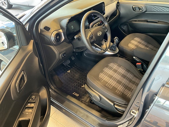 Hyundai i10 7 of 12