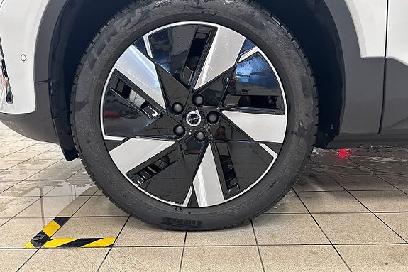Volvo EX40 10 of 19