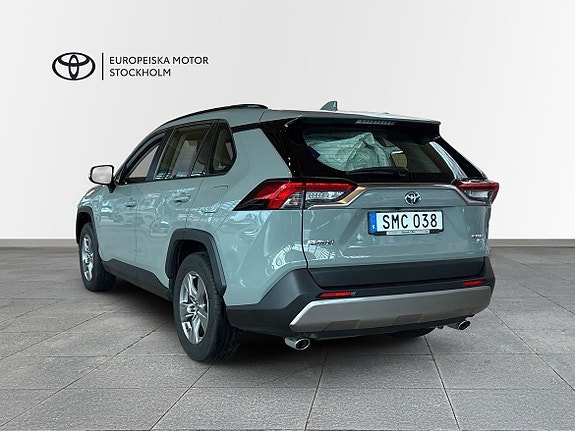 Toyota RAV4 4 of 12