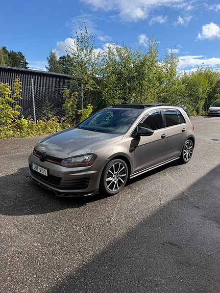 Volkswagen Golf VII 2 of 8
