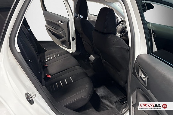 Peugeot 308 SW 9 of 10