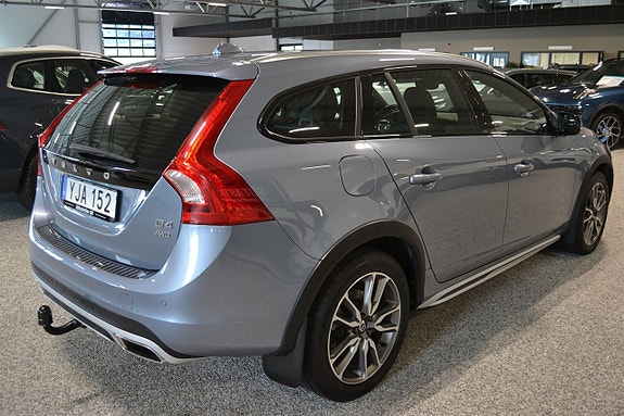 Volvo V60 Cross Country 4 of 19