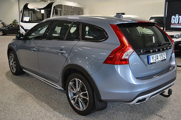 Volvo V60 Cross Country 2 of 19