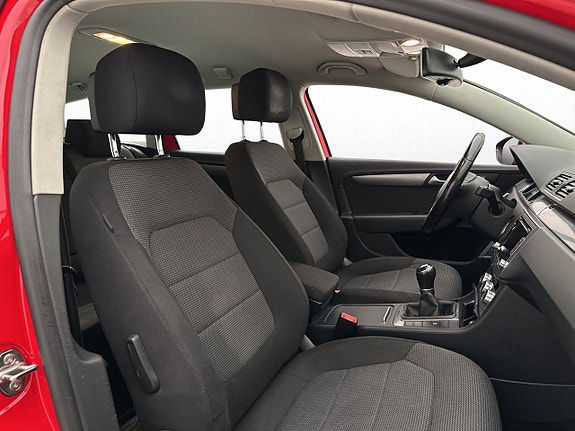 Volkswagen Passat 22 of 29