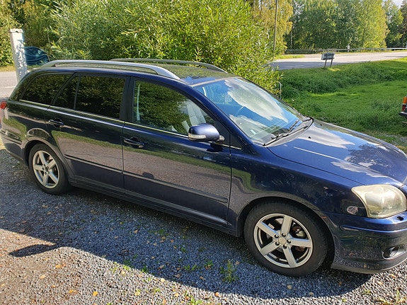 Toyota Avensis 2 of 2