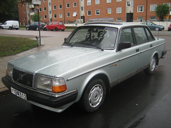 Volvo 244 2 of 12