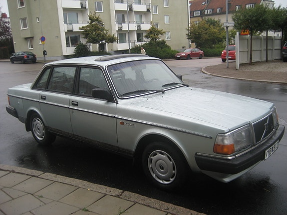 Volvo 244 3 of 12