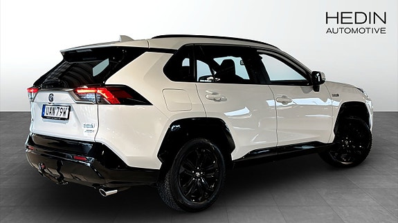 Toyota RAV4 2 of 12