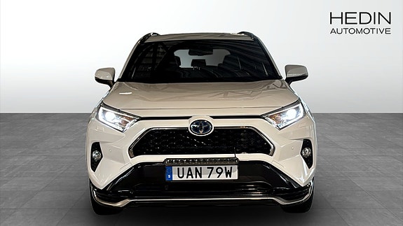 Toyota RAV4 8 of 12