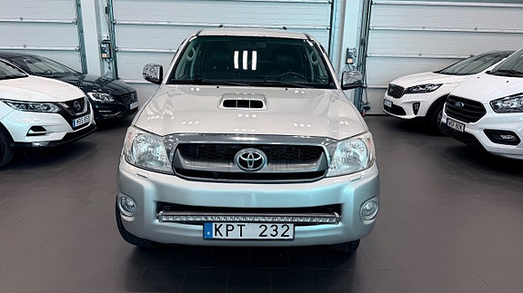 Toyota HiLux 2 of 18