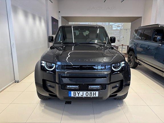 Land Rover Defender 130 2 of 13