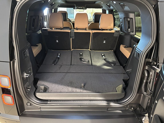 Land Rover Defender 130 13 of 14
