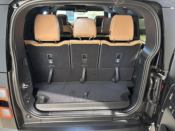 Land Rover Defender 130 14 of 14