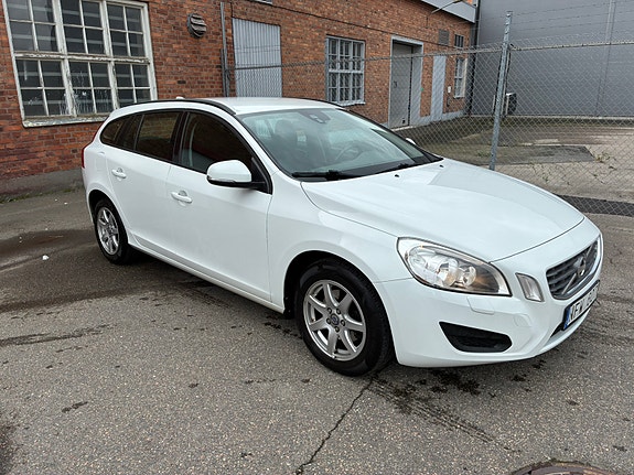 Volvo V60 2 of 9