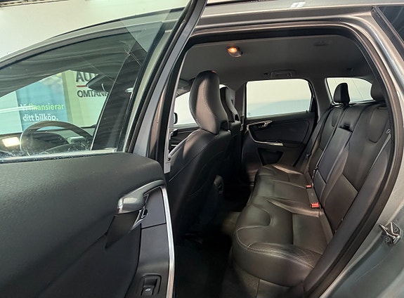 Volvo XC60 8 of 19