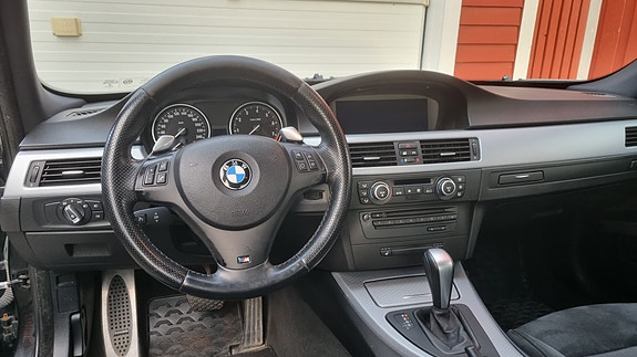 BMW 325i 3 of 4