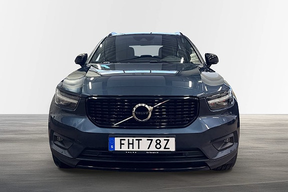 Volvo XC40 2 of 21
