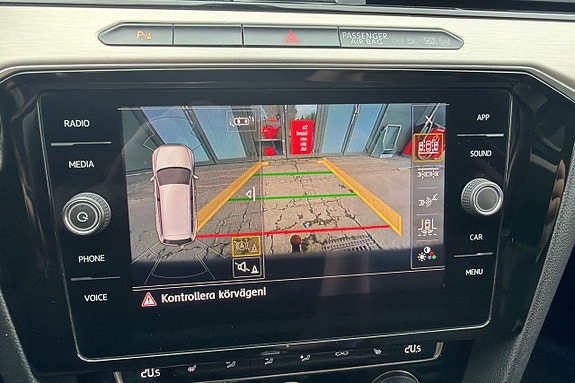 Volkswagen Passat 12 of 16
