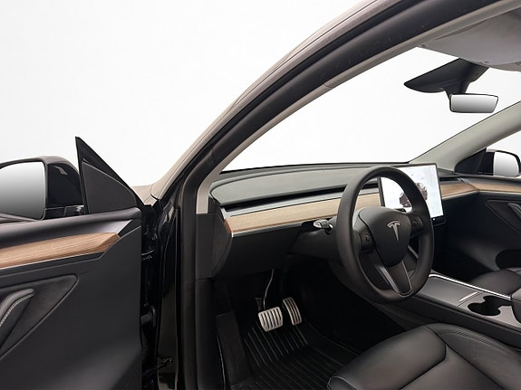Tesla Model Y 12 of 30