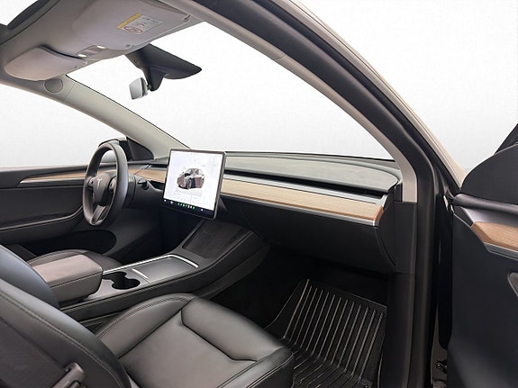 Tesla Model Y 27 of 30