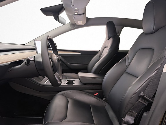 Tesla Model Y 13 of 30