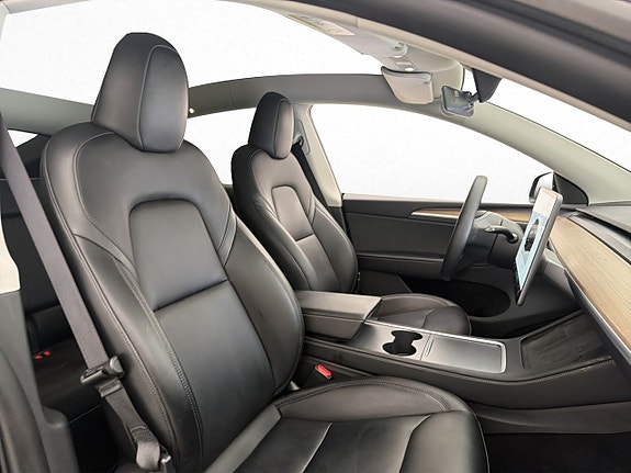 Tesla Model Y 26 of 30