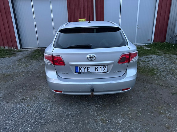 Toyota Avensis 2 of 5