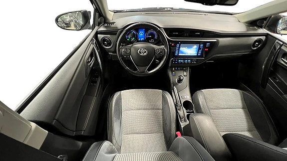 Toyota Auris 7 of 21