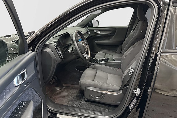 Volvo XC40 4 of 22
