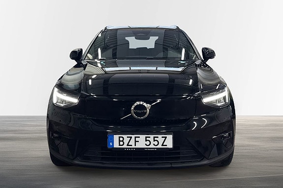 Volvo XC40 2 of 22