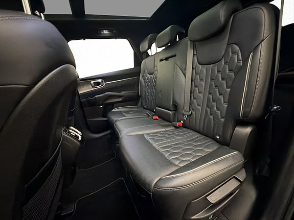 Kia Sorento 15 of 30
