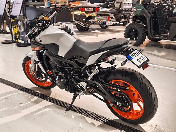 Yamaha MT-09 3 of 7