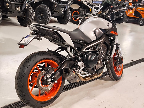 Yamaha MT-09 4 of 7