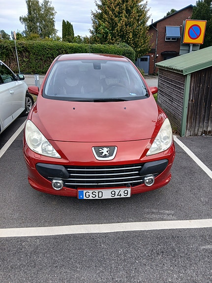 Peugeot 307 2 of 5