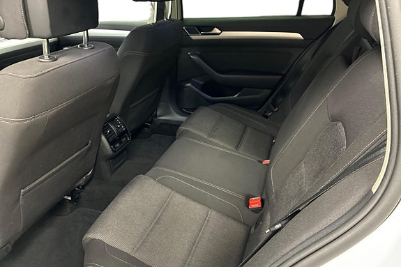 Volkswagen Passat 13 of 21