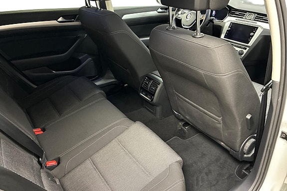 Volkswagen Passat 9 of 21