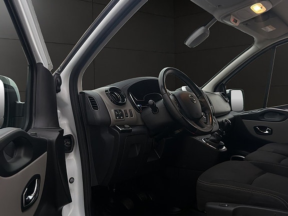 Nissan NV300 12 of 29