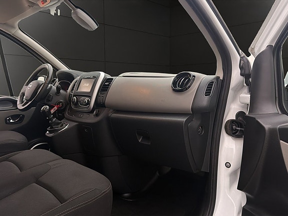 Nissan NV300 25 of 29
