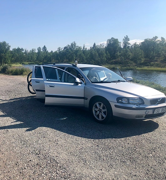 Volvo V70 2 of 7
